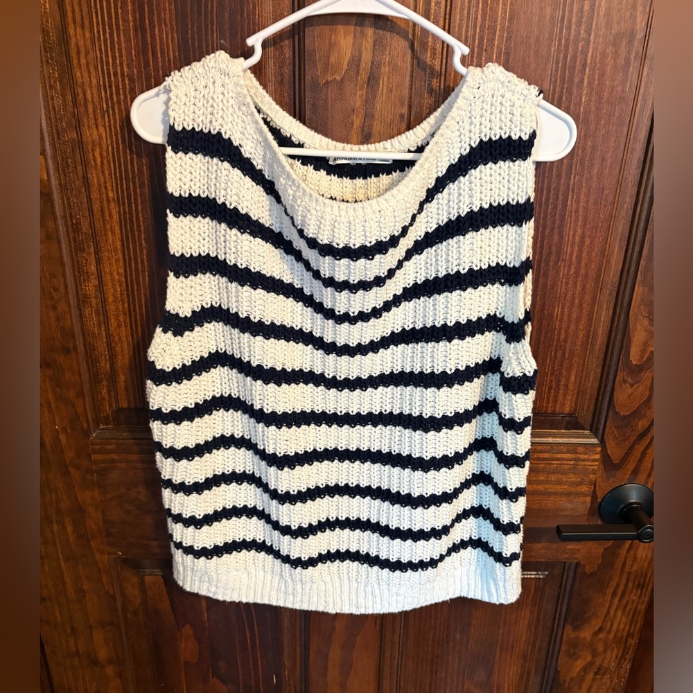 Abercrombie & Fitch white and navy blue striped large sweater vest short sleeve